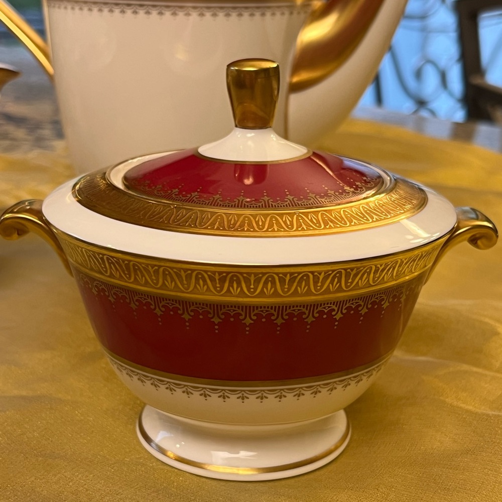 Oscar de la Renta cream and sugar set with lid gold edges and intricate pattern